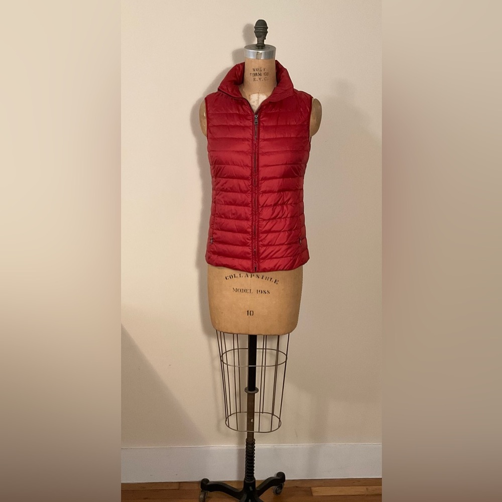 Max Mara WEEKEND red puffer vest, Size US 6, lightweight, with tucked away hood
